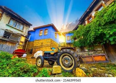 Vista del pueblo de casas históricas. Vista de los tractores con casas de pueblo antiguas. Paisaje de pueblo en verano. Aldea de Cumalikizik en patrimonio cultural de la UNESCO. Montaña Uludag, Bursa Turquía.