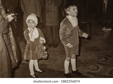 VILLANOVA DEL GHEBBO, ITALY DECEMBER 1958: Couple Of Children In Real Life Moment In 50s