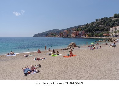 Villefranche-sur-Mer, Frankreich - 12. Mai 2022: Entspannen Sie sich am Strand von Villefranche sur Mer, der Stadt der berühmten touristischen Destination der Côte d'Azur