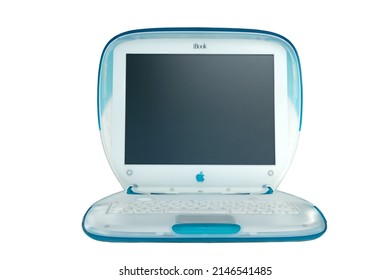 VILNIUS, LITAUEN - 03 SEPTEMBER 2020: Vintage klassischer Apple iBook Laptop-Computer einzeln auf weißem Hintergrund. Macintosh-Bild in der Vorderansicht