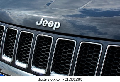 Vinnytsia, Ukraine; May 02, 2022. Black Jeep Cherokee Radiator Grille. Jeep Cherokee Emblem. Jeep Logo. 