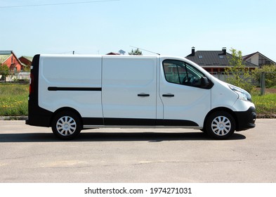 Vinnytsia, Ukraine; May 16, 2021. White Renault Trafic Long 2018. French Car Renault Trafic Maxi On The Parking Lot. Side View. Editorial Photo.