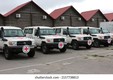 Vinnytsia, Ukraine; May 18, 2022. Red Cross Emergency Response Vehicles. Red Cross Cars. Cars Of The International Committee Of The Red Cross Are Parked. White Red Cross Toyota Land Cruiser.