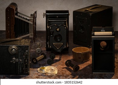 Vintage British Cameras: Plymouth Devon UK October 16th 2020: Kodak No 2 Hawkette. Box Ensign 2½ Ensign All-Distance Twenty. Rajar No. 6. Art Deco Era Cameras With Spools. Antique Camera Collection