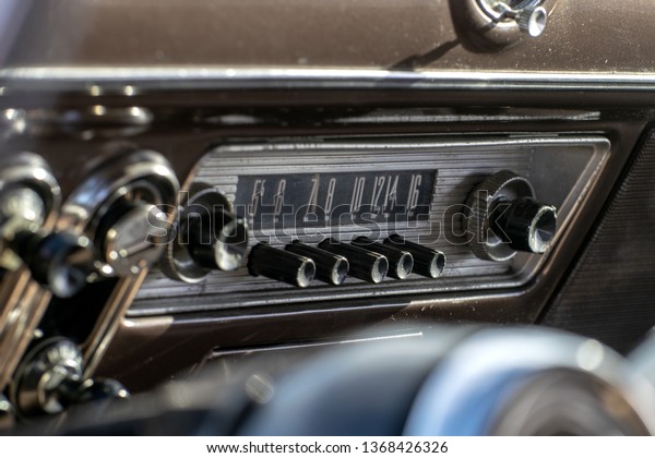 vintage car radio\
