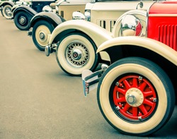 Vintage Koła Samochodowe - Klasyczne Pojazdy