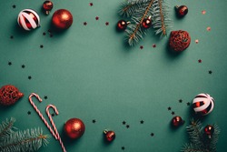 Arrière-plan Vintage Noël Avec Décoration à Balles Rouges Et Blanches, Branches De Sapin, Cannes à Sucre, Confettis. Modèle De Carte De Noël Rétro.