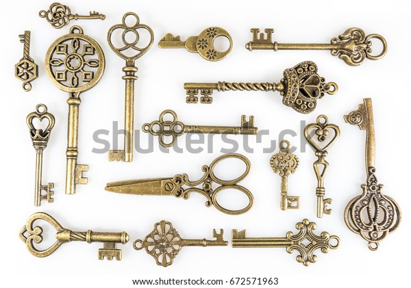 Коллекция старинных ключей изолирована на белом фоне