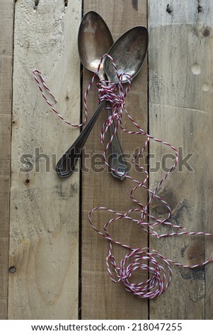 Foto Bild Vintage-Metalllöffel, auf Holzuntergrund