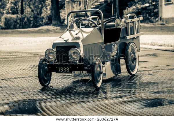 Vintage pedal toy\
car