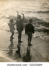 1,964 Vintage Photo Family Beach Images, Stock Photos & Vectors ...