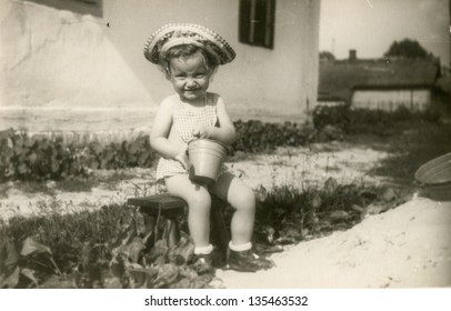 Vintage photo of little girl (fifties)