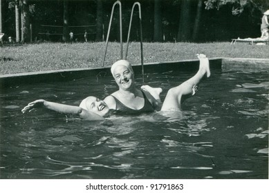 Vintage Photo Of Mother And Daughter In Swimming Pool (sixties)