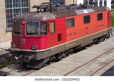 Vintage Red Locomotive Parked At Zürich Railway Main Station On A Sunny Spring Day. Photo Taken April 28th, 2022, Zurich, Switzerland.