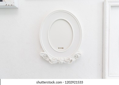 Vintage Retro Old Oval White Picture Frame.