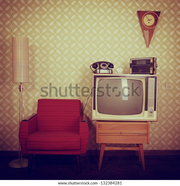 壁紙付きビンテージルーム 古風な肘掛け椅子 レトロなテレビ 電話 時計 ラジオプレーヤー スタンダードランプ の写真素材 今すぐ編集