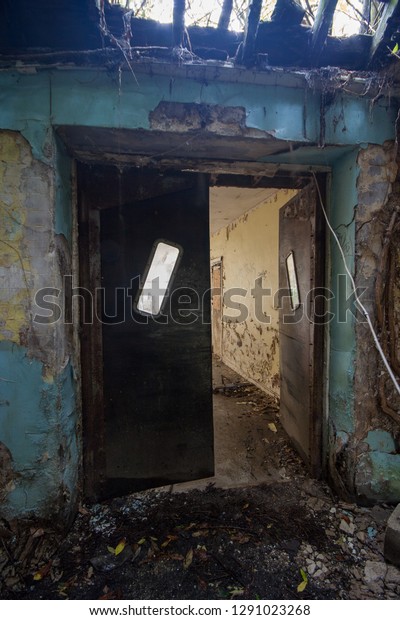 Vintage Rubber Swinging Doors Abandoned Derelict 库存照片 立即