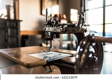 Vintage sewing machine close-up / vintage sewing machine