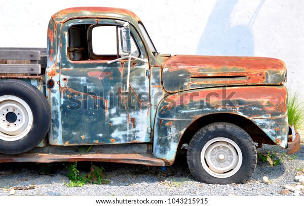 Vintage small\
truck