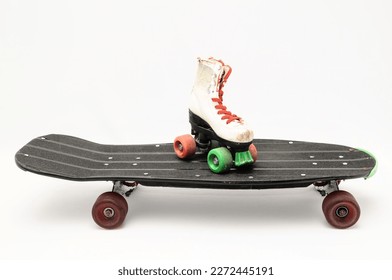 Skateboard negro de estilo vintage sobre fondo blanco