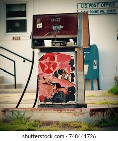 Vintage Texaco gas pump in rural Virginia