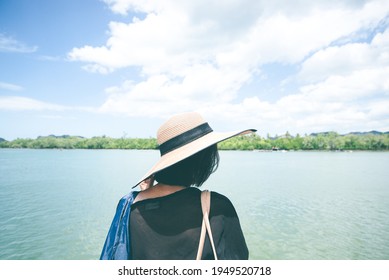 女性 海 後ろ姿 の写真素材 画像 写真 Shutterstock