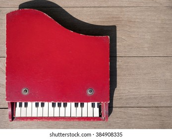 old toy piano