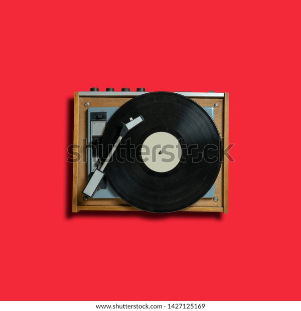 赤い背景にビンテージターンテーブルのビニルレコードプレーヤー レトロな音楽技術 の写真素材 今すぐ編集