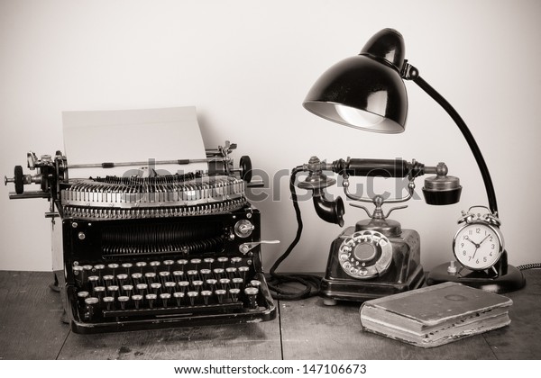 Vintage Typewriter Old Telephone Desk Lamp Stockfoto Jetzt