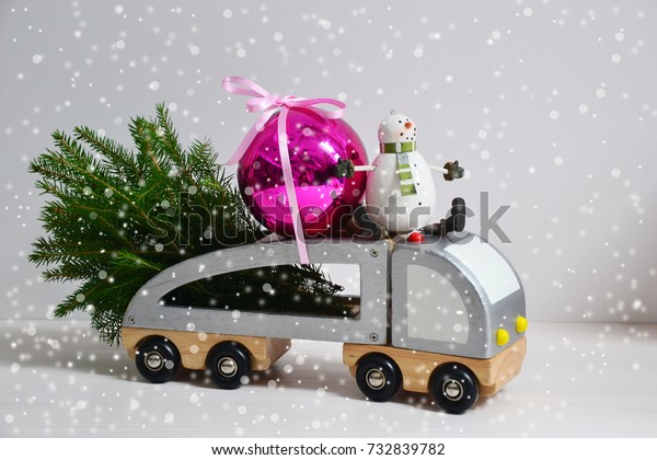 Vintage\
wooden  car with snowman, Christmas tree and\
ball