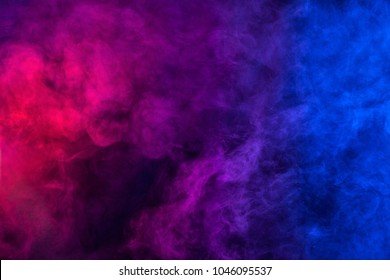 Texture de fumée violet et bleue sur fond noir. Texture et art abstrait