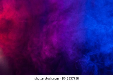 Texture de fumée violet et bleue sur fond noir. Texture et art abstrait
