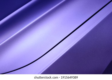 Violett-Karosserieteile, Teil der Motorhaube und Fender des Sportsedan, Farbverlauf-Muster, Automobilindustrie, selektiver horizontaler Fokus 