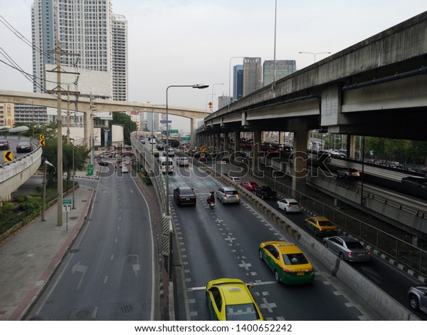 Vipawadee Road, Bangkok,\
Thailand-May 16,2019: Traffic Jam on the high way many cars on the\
road