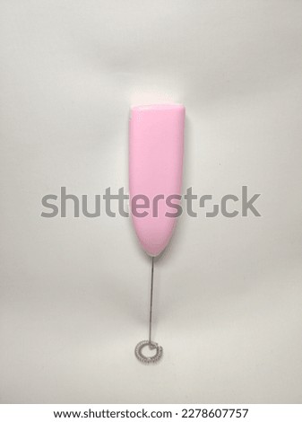 viral tool for stirring drinks uses battery power, the machine will automatically turn on, water and heat resistant, food grade. Pink