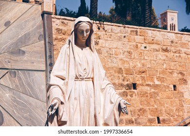La estatua de la Virgen María en la plaza del pueblo de Nazaret, Israel