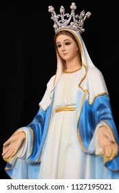 Virgin Mary Wearing Crown Statue Stock Photo 1127195024 | Shutterstock