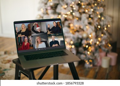 Virtuelles Weihnachtsbaum-Meeting-Team Telearbeit. Familientreff-Videokonferenz. Webcam-Bildschirm des Notebooks Das Team trifft sich mit der Arbeit aus dem eigenen Büro. Happy Hour Party Online Frauenteam Vielfalt