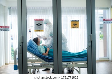 Virus Control Experts Doctor In PPE Suit Working For Disease Treatment With Coronavirus COVID-19 Infected Patient People In Hospital Quarantine Negative Pressure Room, Outbreak Alert Sign