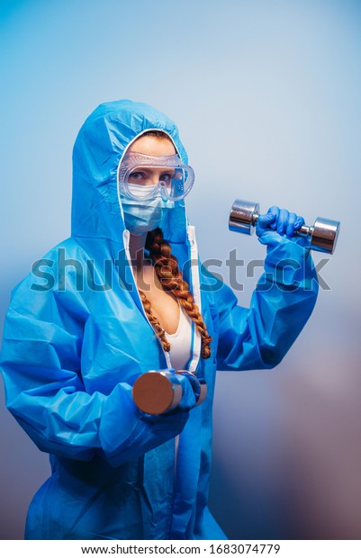 Медсестра в купальнике и защитном костюме фото