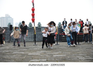 Visitors Take Part In A Fun Run During The Datang Games Held By The Ming Dynasty City Wall West Of The Arrow Tower In Xi 'an, Capital Of Northwest China's Xi 'an, Oct 1, 2022.