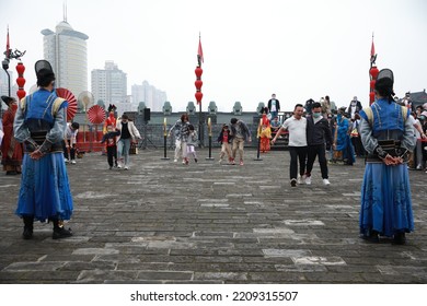 Visitors Take Part In A Fun Run During The Datang Games Held By The Ming Dynasty City Wall West Of The Arrow Tower In Xi 'an, Capital Of Northwest China's Xi 'an, Oct 1, 2022.