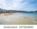 Vista de la playa de La Concha desde el paseo marítimo y la barandilla de San Sebastián, España