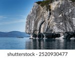 Vista de las cuevas de Mármol desde la distancia. En el lago General Carrera, Chile.