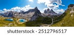 Vista panorámica de las Tres Cimas de Lavaredo, el Refugio de Locatelli y los ibones en las Dolomitas italianas.