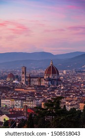 Vista di Firenze al tramonto. Foto scattate dal piazzale Michelangelo a Firenze.