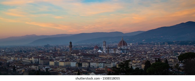 Vista di Firenze al tramonto. Foto scattate dal piazzale Michelangelo a Firenze.