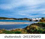 Vistas de la playa y pueblo de Es Grau en Menorca