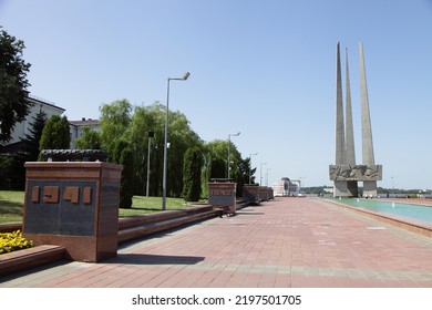 Vitebsk , Belarus – 08 22 2022: Alley 1941-1945 WW2 On Three Bayonets Memorial On Victory Square At Summer Day