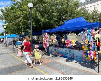 Vladivostok, Russia,  August, 08, 2022. Sale Of Souvenirs On The Sports Promenade In Vladivostok In August In Sunny Day